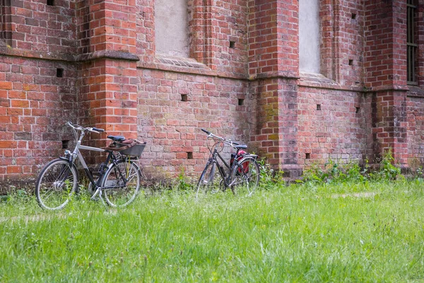 Brandenburg Tyskland Juni 2017 Två Cyklar Bakgrunden Chorin Abbey Tyska — Stockfoto