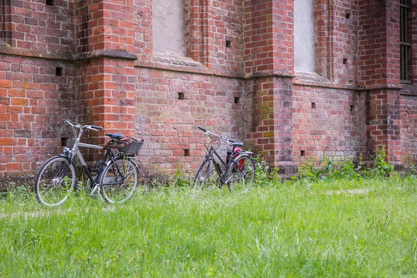 Brandeburgo Germania Giugno 2017 Due Biciclette Sullo Sfondo Dell Abbazia — Foto Stock