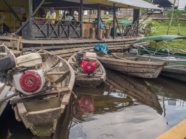 Leticia, Kolombiya - 03 Aralık 2017: Geleneksel Hint tekneleri nehir kıyısında