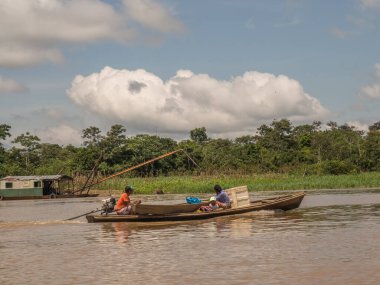 Amazon Nehri, Brezilya: - 03 Aralık 2017: Amazon Nehri üzerinde yerel halktan oluşan küçük bir tekne