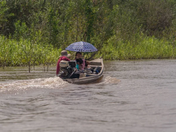 Amazon River Brazylia Grudnia 2017 Mała Łódka Mieszkańcami Amazonii — Zdjęcie stockowe