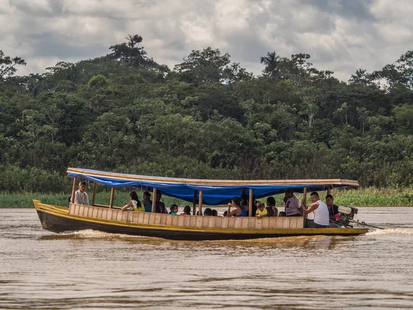 Amazon Nehri, Brezilya: - 03 Aralık 2017: Amazon Nehri üzerinde yerel halktan oluşan küçük bir tekne