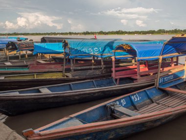 Santa Rosa, Peru - 10 Aralık 2017: Geleneksel Hint tekneleri nehir kıyısında
