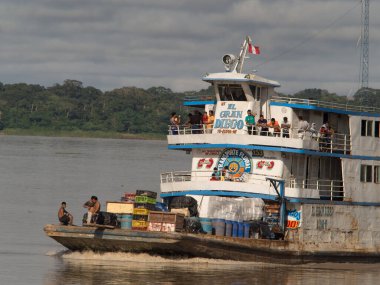 Amazon Nehri, Peru - 12 Aralık 2017: Amazon Nehri 'nin ortasındaki kargo gemisi