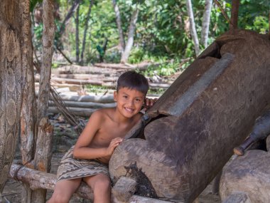 Iquitos, Peru- 14 Aralık 2017 Bora kabilesinden küçük bir çocuk, yerel kostümlü.