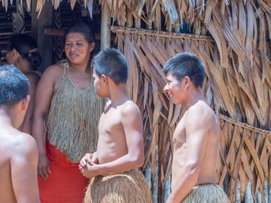 Iquitos, Peru- 14 Aralık 2017: Bir grup yerli Yahuas kabilesinden yerel kostümlü.