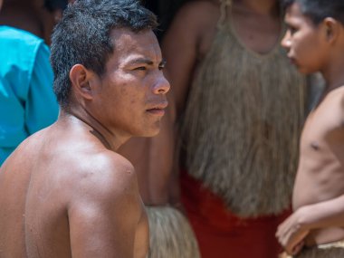 Iquitos, Peru- 14 Aralık 2017: yerel kostümlü, Yahuas kabilesinden Hintli.