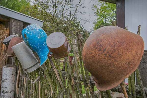 Verschillende Kleurrijke Potten Een Hek Gemaakt Van Houten Stokjes — Stockfoto