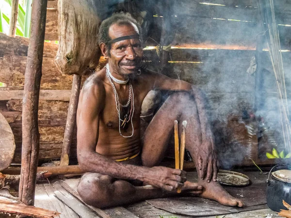 Papua Indonesia Enero 2015 Hombre Tribu Forestal Nómada Korowai Casa — Foto de Stock