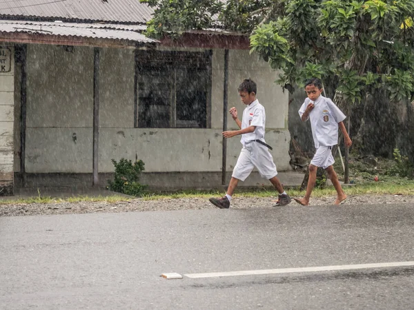 Ambon Indonesien Februari 2018 Barn Vita Uniformer Kommer Tillbaka Från — Stockfoto