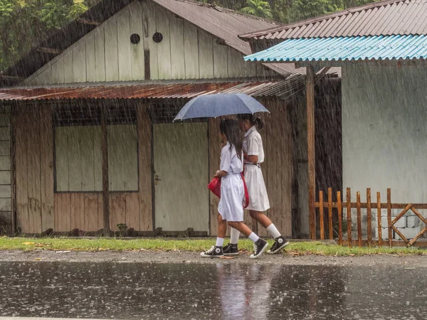 Ambon Indonésie Února 2018 Děti Bílých Uniformách Vracejí Školy Dešti — Stock fotografie