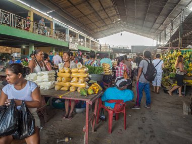 Leticia, Kolombiya - 3 Aralık 2017: Lezzetli, taze, renkli meyve ve sebzeler küçük bir kasabada pazarda asılı duruyor