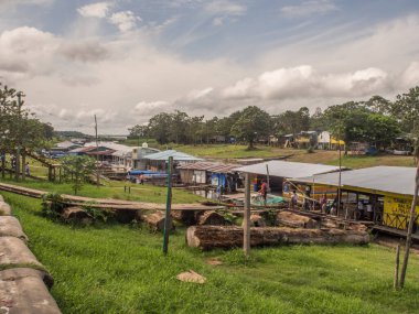 Leticia, Brezilya - 03 Aralık 2017: Düşük su mevsiminde Leticia Amazon Nehri Limanı.