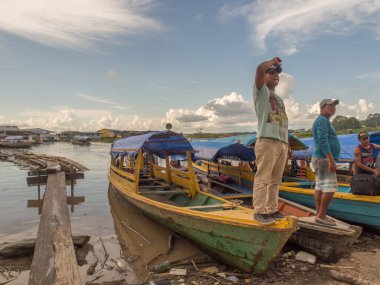 Tabatinga, Brezilya - 09 Aralık 2017: Düşük su boyunca Amazon Nehri 'nde farklı türde tekne ve malların yoğun trafiği.