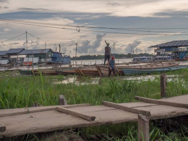 Tabatinga, Brezilya - 09 Aralık 2017: Düşük su boyunca Amazon Nehri 'nde farklı türde tekne ve malların yoğun trafiği.