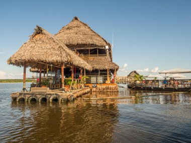 Iquitos, Peru - 13 Aralık 2017: Amazon Nehri 'nin merkezinde özel bir restoran. Al Frio ve Al Fuego Restoranı.