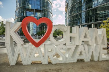 Varşova, Polonya - 19 Haziran 2017: Varşova 'da yeni cam gökdelenler. Varşova 'yı seviyorum.