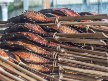 Ambon şehrindeki küçük pazarda taze füme balık.