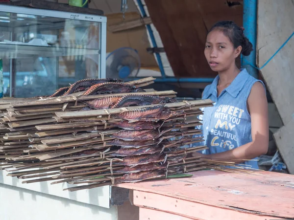 Ambon Indonésia Fevereiro 2018 Mulher Está Vendendo Peixe Fumado Fresco — Fotografia de Stock