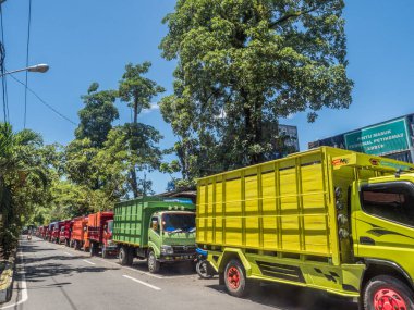 Ambon, Endonezya - 18 Şubat 2018: Ambon Adası 'ndaki Ambon şehrinin caddesinde renkli kamyonlar.
