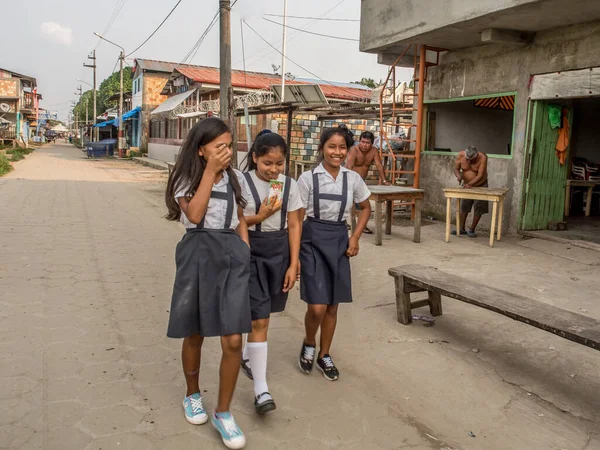 Santa Rosa, Peru - 18 Şubat 2017: Okuldaki çocuklar küçük Peru köyünün sokaklarında yürürken üniforma giyiyorlar.