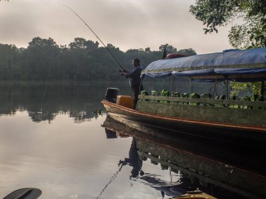 Jungle, Brezilya - 07 Aralık 2017: Amazon ormanında cankurtaran yeleği ve balıkçı taşıyan ahşap tekne.