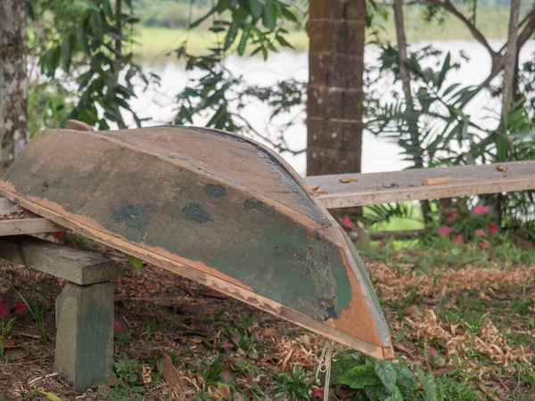 Traditionele Indiase Boot Bouwt Aan Oever Van Rivier Amazone Jungle — Stockfoto