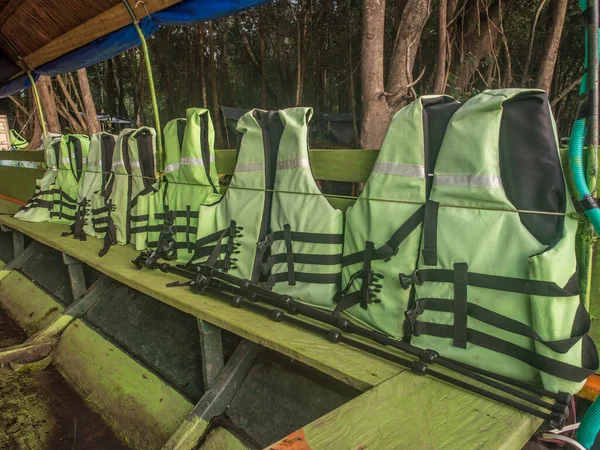 Barco Madera Con Coloridos Chalecos Salvavidas Esperando Los Turistas Selva — Foto de Stock