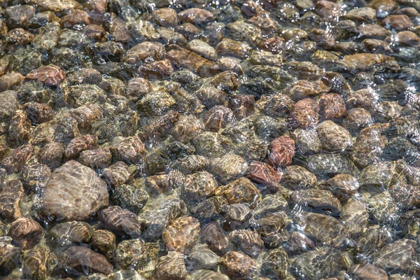 Bakgrund Färgade Stenar Ett Tunt Lager Vatten — Stockfoto