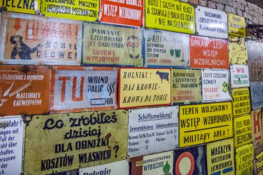 Çeşitli uyarıları olan çeşitli eski, sarı bilgi panoları