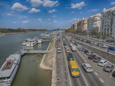 Budapeşte, Macaristan - 15 Nisan 2015: Budapeşte 'de Tuna nehri boyunca uzanan büyük cadde çok sayıda renkli arabalarla