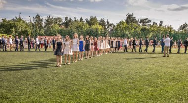 Jozefow, Polonya - 21 Haziran 2017: Polonya ortaokullarından birinde okul yılının son gününde Polonez dansı.