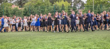 Jozefow, Polonya - 21 Haziran 2017: Polonya ortaokullarından birinde okul yılının son gününde Polonez dansı.