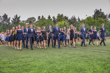 Jozefow, Polonya - 21 Haziran 2017: Polonya ortaokullarından birinde okul yılının son gününde Polonez dansı.