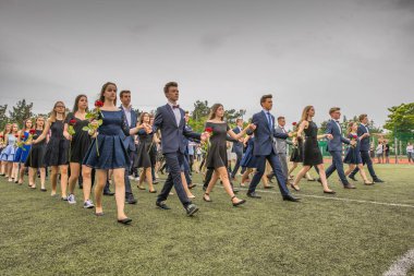 Jozefow, Polonya - 21 Haziran 2017: Polonya ortaokullarından birinde okul yılının son gününde Polonez dansı.