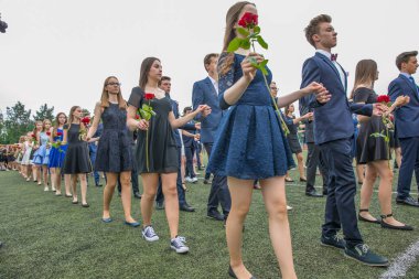 Jozefow, Polonya - 21 Haziran 2017: Polonya ortaokullarından birinde okul yılının son gününde Polonez dansı.