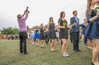 Jozefow, Polonya - 21 Haziran 2017: Polonya ortaokullarından birinde okul yılının son gününde Polonez dansı.