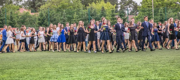 Jozefow, Polonya - 21 Haziran 2017: Polonya ortaokullarından birinde okul yılının son gününde Polonez dansı.