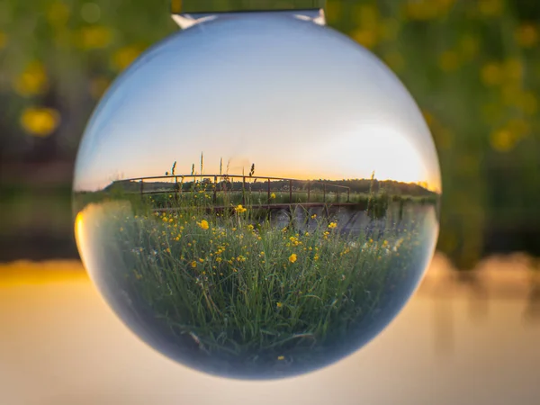 ガラスボールの川の上の牧草地で日の出 ポドラシー ポーランド — ストック写真