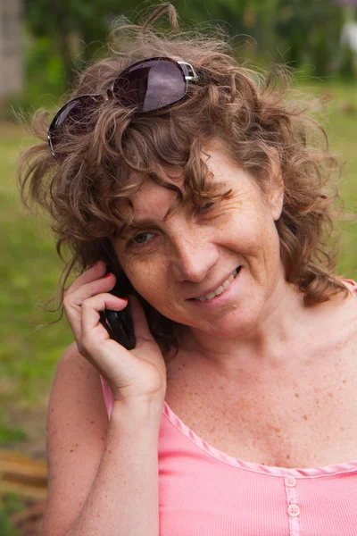 Woman and phone — Stock Photo, Image