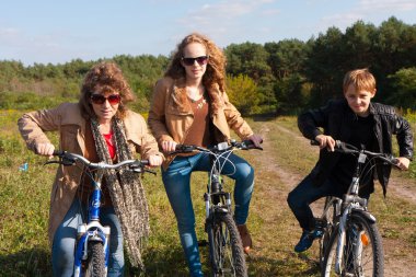 Bisiklet üzerinde aile