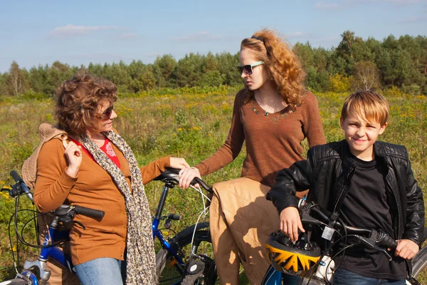 Family on bikes — Stock Photo, Image