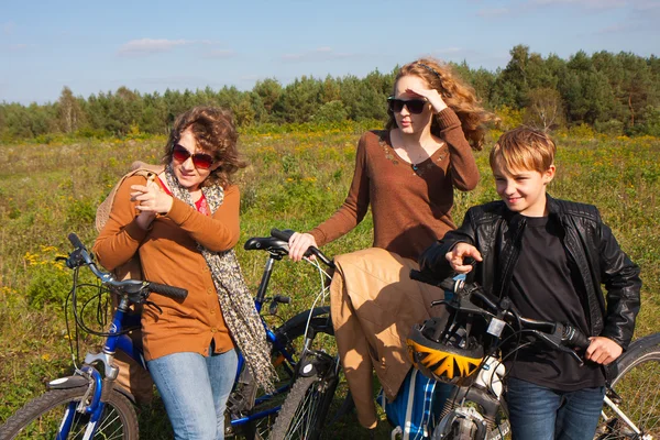 Family on bikes — Stock Photo, Image