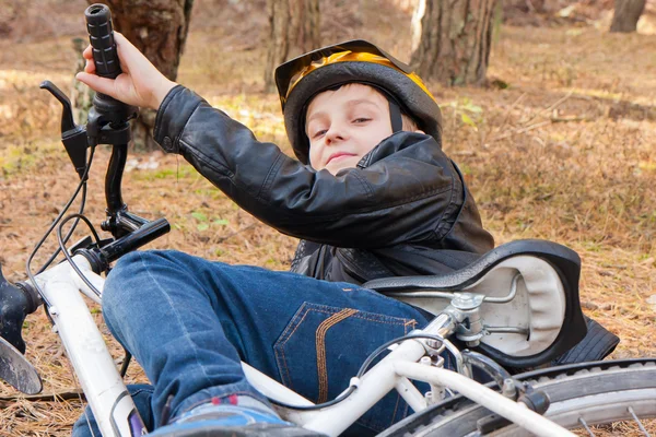 Niño y la bicicleta — Stok fotoğraf