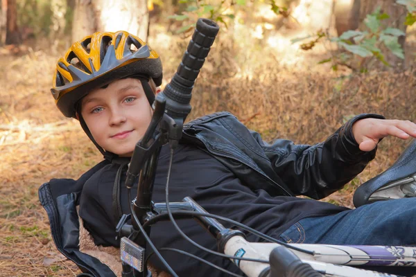 Jongen en fiets — Stockfoto