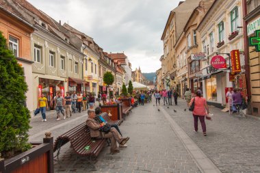 Yenilenmiş Pazar Meydanı. Şehrin ana Meydanı üzerinde yürüyen turist sürüsü