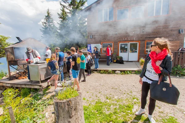 Turisti affamati in fila per fumare grill — Foto Stock