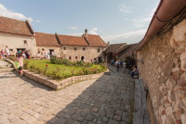 Taş, tuğla kulübe Ortaçağ kale içinde