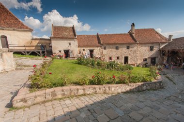 Taş, tuğla kulübe Ortaçağ kale içinde