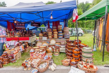 Köy fete. Seramik yemekleri ile stand